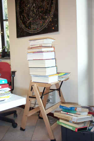 sgabello con libri impilati - foto